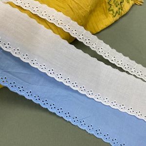 Eenvoudige gebloemde coquille met katoenen veterrand, 2,2 cm - 6 cm breed, wit, blauw, anglaise broderie
