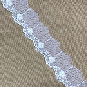 Vintage bloemen geschulpte rand geborduurde tule kant trim, Rayon, 1 1/4 "breed, Wit
