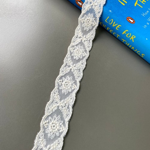 Wiktoriańska beżowa tiulowa koronka z haftem galonowym w kwiaty, bawełna, szerokość 1" 2,5 cm, koronka boho, koronka ślubna, koronka z falbanką