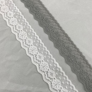 3 Yards Double Scalloped Edge Floral Nylon Raschel Spitzenbesatz, 1 1/4 "breit, nicht dehnbar, weiß, grau
