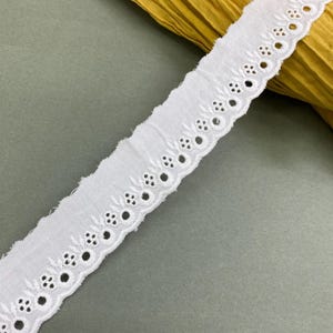 White boho cotton scalloped eyelet lace trim, 1 1/4&quot; (3.2 cm) wide, Broderie anglaise