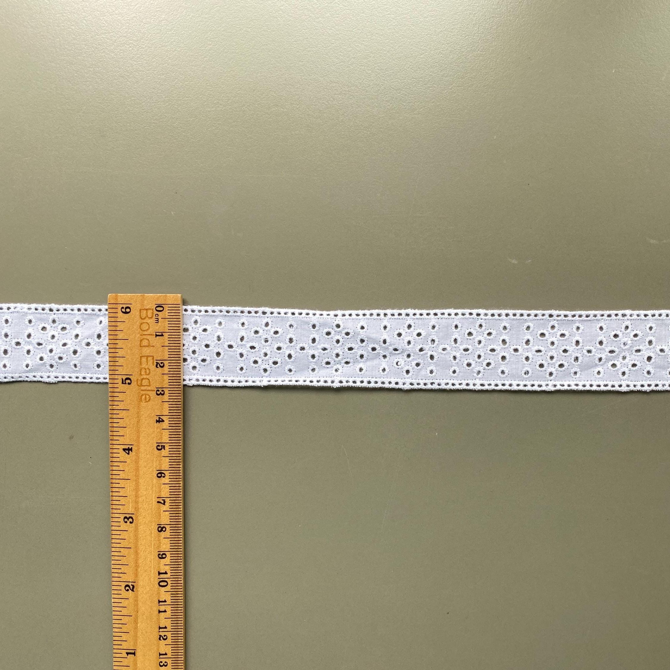 売り切れました。 花柄のくり抜きコットンアントルドゥアイレットレーストリム、幅1 1/8