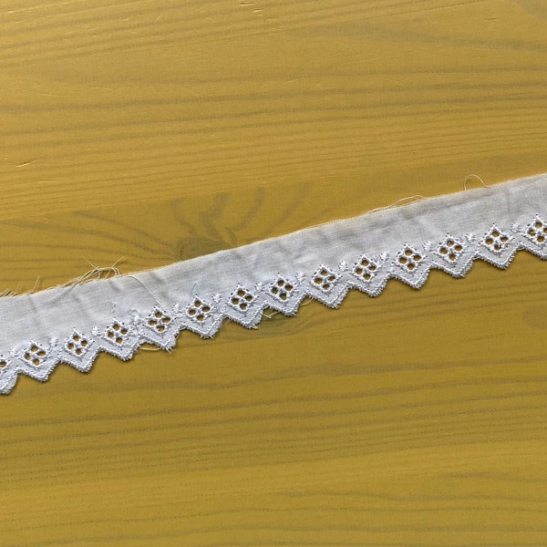 Bordure en dentelle à œillets en coton avec bords en zigzag en losanges blancs, 2,5 cm de large, broderie anglaise