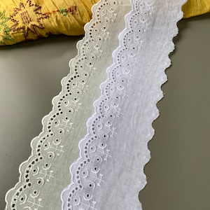 Vintage-Spitzenbesatz aus gekreuzter, gewellter Baumwolle mit Ösen, 2 7/8" 3" 7,4 cm 7,7 cm breit, Creme, Weiß, Broderie Anglaise