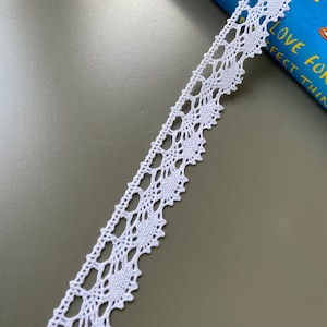 Retro scalloped edge cotton cluny crochet lace trim, 15/16" wide, Off white
