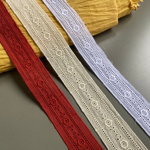 Renda de ilhós de algodão com ilhós em entredeux de flores pequenas, 1" - 1 1/4" (2,5 cm - 3,2 cm) de largura, bege, vermelho tijolo, branco, bordado inglês