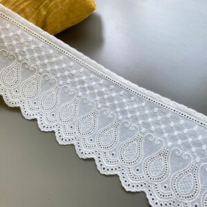 Antique Victorian style vase scalloped cotton eyelet lace trim, 3 5/8" 9.2cm wide, Broderie anglaise, Ivory