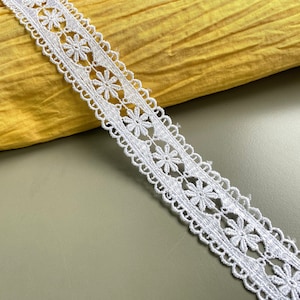 Dubbele geschulpte rand met bloemenkant van rayon venise kant, 1 1/4" 3,1 cm breed, guipurekant, chemisch kant, gebroken wit