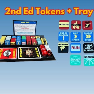 Könnte beinhalten: Ein Spielzubehör-Set mit der Aufschrift "2nd Ed Tokens + Tray". Das Set enthält ein schwarzes Tablett mit Karten und Spielsteinen, Würfeln und einer Anzeigekarte. Die Spielsteine sind quadratisch mit verschiedenen Symbolen und Texten wie "Detected" und "Run".
