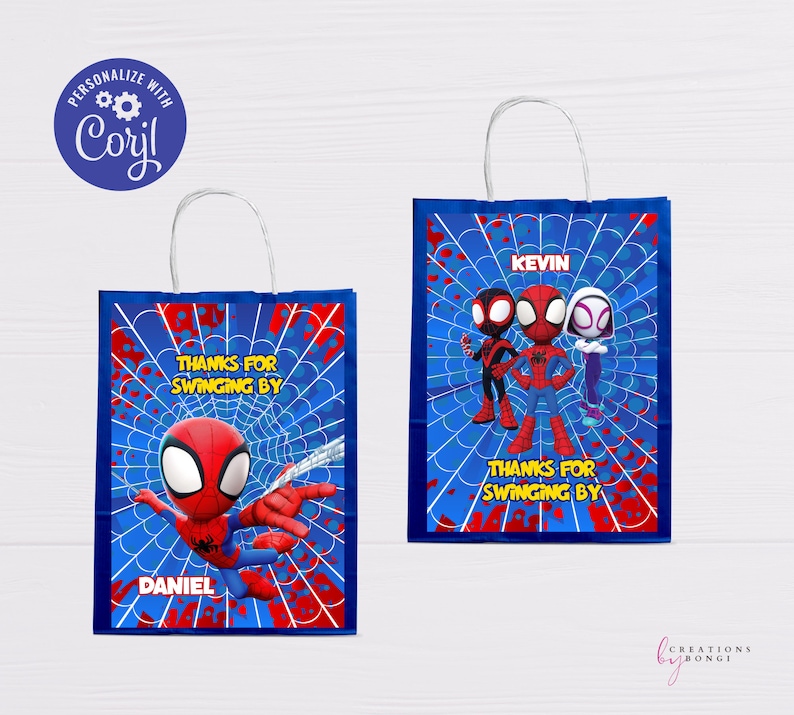 Puede incluir: Dos bolsas de regalo de fiesta con tem&aacute;tica de Spider-Man, azules y rojas, con el texto "Gracias por pasar" y los nombres personalizados "Daniel" y "Kevin".