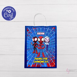 Puede incluir: Bolsa de regalo para fiestas de Spider-Man de color azul y rojo con un dise&ntilde;o de telara&ntilde;a y el texto "Gracias por pasar". La bolsa tiene un asa blanca y el nombre "Kevin" est&aacute; impreso en la parte delantera.