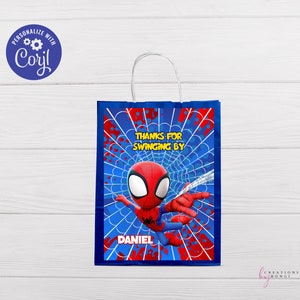 Puede incluir: Bolsa de regalo para fiesta de Spider-Man azul y roja con una imagen de dibujos animados de Spider-Man balance&aacute;ndose en una telara&ntilde;a. La bolsa tiene un asa y dice "Gracias por pasar" y "Daniel".