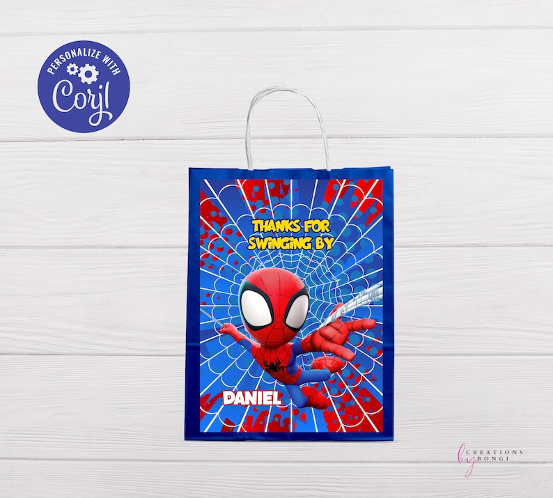 Puede incluir: Bolsa de regalo para fiesta de Spider-Man azul y roja con una imagen de dibujos animados de Spider-Man balance&aacute;ndose en una telara&ntilde;a. La bolsa tiene un asa y dice "Gracias por pasar" y "Daniel".