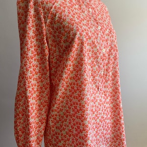 Camisa clásica de mujer estilo popover de “J. Crew” con estampado de pensamientos.