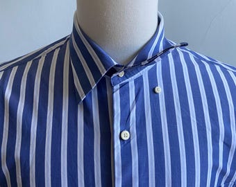 Op de afbeelding: Blauw en wit gestreept button-down overhemd. Het overhemd heeft verticale strepen en een klassieke kraag. Het overhemd heeft witte knopen en een borstzak. Het overhemd wordt op een mannequin getoond.
