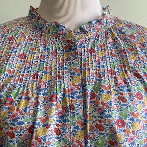 Blusa clásica de mujer de “J. Crew” confeccionada con tela “Liberty”.