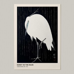 Impresión de grulla - Grabado en madera de garceta bajo la lluvia - Arte Ohara Koson - Arte mural minimalista japonés de aves - Decoración japonesa