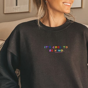 Bluza z nadrukiem „Fajnie być miłym”, sweter retro, inspirujący prezent, sweter z pozytywnym przesłaniem, prezent miłosny, tęczowy sweter miłosny, koszulka „Bądź miły”