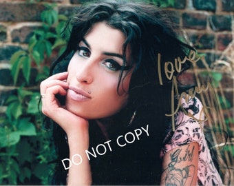 AMY WINEHOUSE  8 x10" (20x25 cm) Autographed Hand Signed Photo