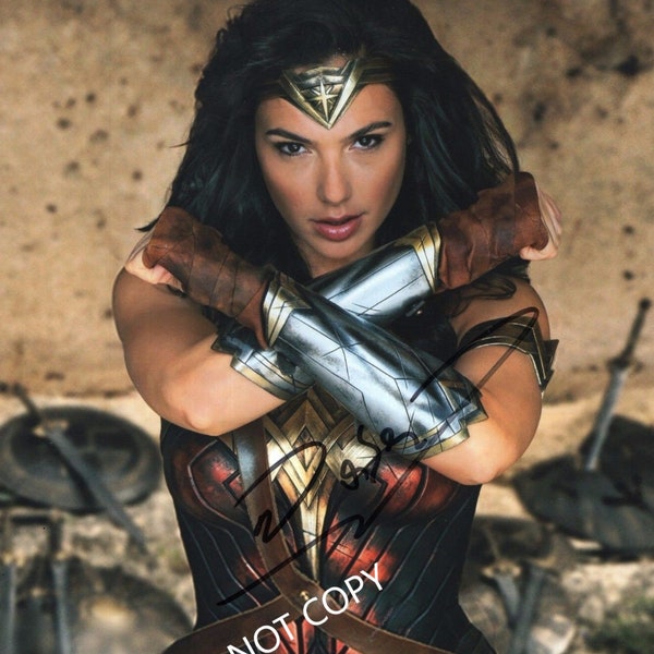 Gal Gadot As Wonder Woman     8 x10" (20x25 cm) Autographed Hand Signed Photo