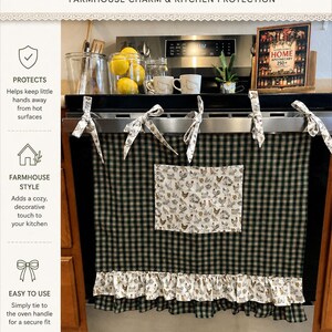 Può includere: Gonna per forno a quadri verdi e neri con volant bianchi e tasca con stampa di galline. La gonna è legata alla maniglia del forno con nastri bianchi. Il testo sull'immagine dice "OVEN SKIRT" e "FARMHOUSE CHARM & KITCHEN PROTECTION."