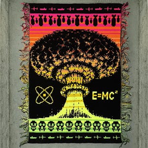 Puede incluir: Un tapiz de pared tejido en negro y neón con un diseño de explosión nuclear. La obra de arte presenta una nube en forma de hongo, la ecuación E=MC², un símbolo atómico y motivos de calaveras. El borde superior tiene ilustraciones de bombas. Los bordes tienen flecos.