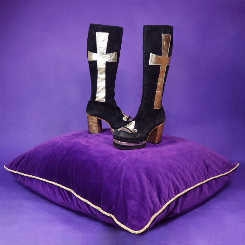 Vintage 1970s Tacón de Madera Crucifijo Glam Rock Metal Ante Plataforma Botas imagen 3