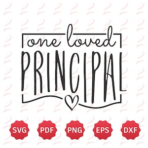 Op de afbeelding: Zwart-wit grafisch ontwerp met de tekst "one loved PRINCIPAL" in een rechthoekig frame met een hartje onderaan. Het ontwerp is omgeven door een patroon van roze hartjes.