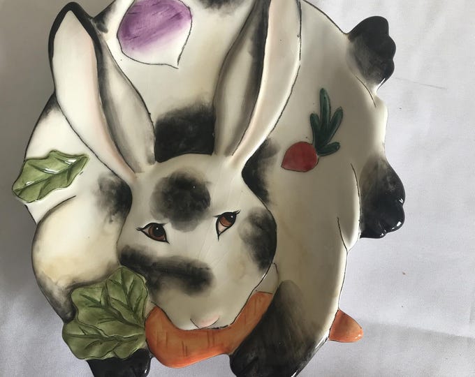 FITZ & FLOYD Essentials Spotted Rabbit w/vegetables decorative Plate