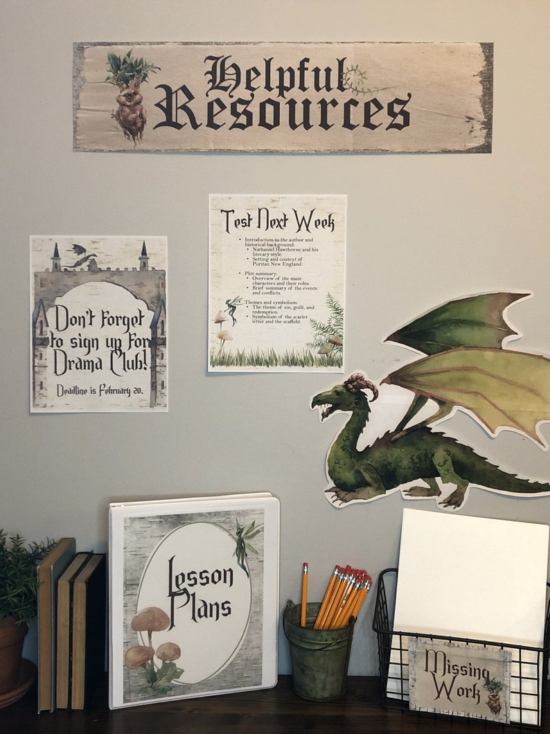 Peut inclure: Un tableau d'affichage de classe avec une vari&eacute;t&eacute; de ressources &eacute;ducatives. Le tableau pr&eacute;sente une pancarte en bois avec les mots "Ressources utiles" dans une police d&eacute;corative. Il y a aussi plusieurs affiches, dont une avec un ch&acirc;teau et le texte "N'oubliez pas de vous inscrire au club de th&eacute;&acirc;tre ! Date limite : 20 f&eacute;vrier." Une autre affiche porte le texte "Test la semaine prochaine" et &eacute;num&egrave;re des sujets li&eacute;s &agrave; l'auteur Nathaniel Hawthorne. Une d&eacute;coupe de dragon vert est sur le mur, et un classeur avec les mots "Plans de cours" est sur une table avec un porte-crayons et une pancarte qui dit "Travaux manquants".