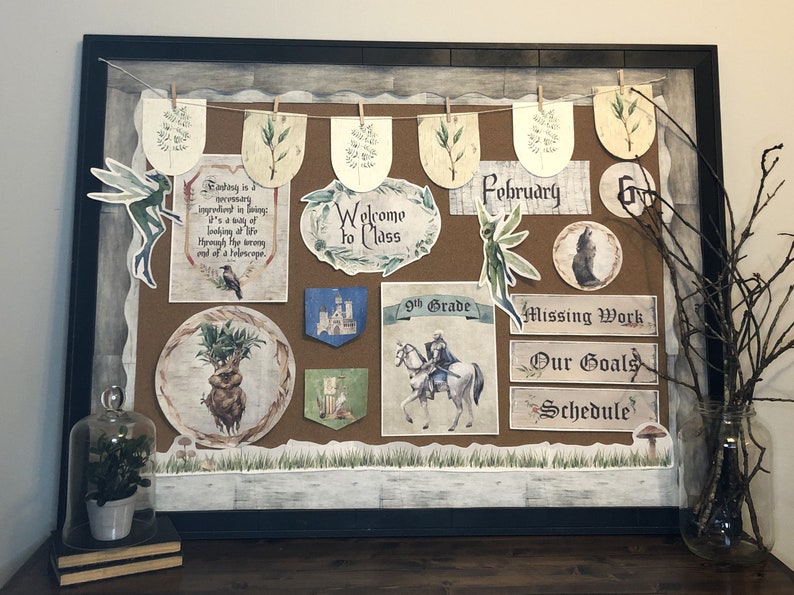 Peut inclure: Un tableau d'affichage en li&egrave;ge sur le th&egrave;me de la for&ecirc;t. Le tableau est d&eacute;cor&eacute; d'illustrations de f&eacute;es et d'arbres, d'une pancarte de bienvenue en classe, d'une pancarte de 9e ann&eacute;e et de pancartes pour les travaux manquants, nos objectifs et l'horaire. Le tableau comprend &eacute;galement un calendrier avec le mois de f&eacute;vrier mis en &eacute;vidence.