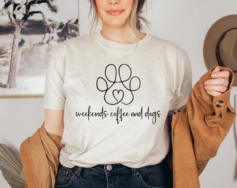 Camiseta "Café y perros para el fin de semana", regalo para mamá perruna, café y perros, regalo para amantes de los perros, camisetas lindas para perros, camiseta con buen rollo para el fin de semana, camiseta con pata de perro