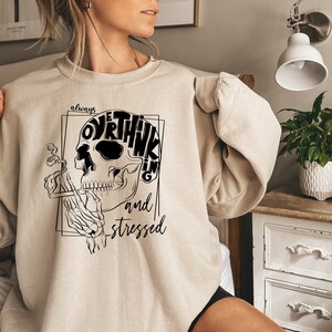 Camiseta "Siempre pensando demasiado y estresado", camiseta de esqueleto, camiseta de calavera, camiseta de esqueleto, camiseta de salud mental, camiseta sarcástica, camiseta divertida de "pensar demasiado" imagen 2