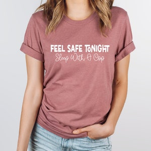 Camiseta "Siéntete seguro esta noche" con un policía, divertida para mujer, regalo para esposa de policía, camisetas de policía, divertida camiseta de policía, regalos para policías. imagen 3