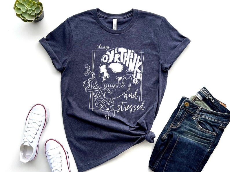 Camiseta "Siempre pensando demasiado y estresado", camiseta de esqueleto, camiseta de calavera, camiseta de esqueleto, camiseta de salud mental, camiseta sarcástica, camiseta divertida de "pensar demasiado" imagen 3