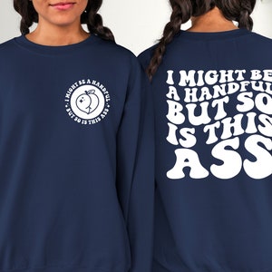 Puede que sea un poco difícil de manejar, pero este trasero también lo es. Camiseta con cita divertida, sarcasmo, sudadera de moda, sudadera con capucha sarcástica, sudadera sarcástica, regalo para ella. imagen 1