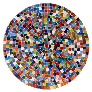 Pode incluir: Tampo de mesa de mosaico circular com um design vibrante e colorido. O mosaico é composto por pequenas telhas quadradas em uma variedade de cores, dispostas em círculos concêntricos. O centro apresenta uma única telha vermelha. Diâmetro de aproximadamente 91 cm.