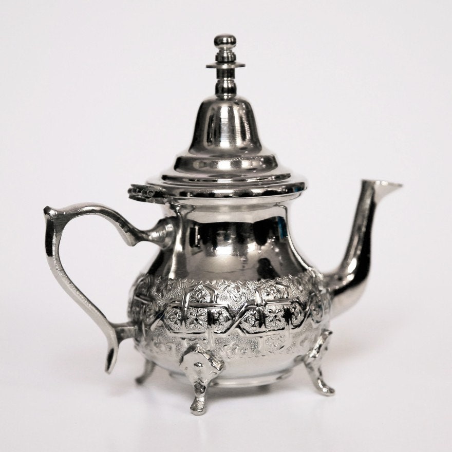 Théière marocaine ancienne en métal argenté faite main traditionnelle
