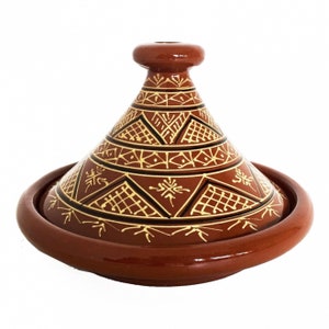 Può includere: Una tagine in terracotta con un coperchio conico che presenta un motivo geometrico in oro e nero. La tagine è una pentola da cucina tradizionale marocchina.