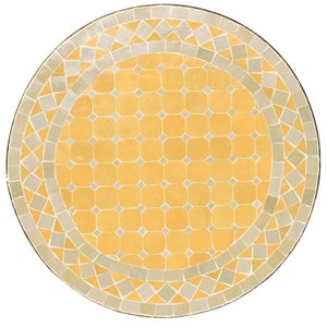 Peut inclure: Dessus de table en mosaïque rond avec un motif de carreaux jaunes et gris. Le centre présente une grille de carreaux carrés jaunes, entourée d'une bordure grise et d'un anneau extérieur de losanges jaunes et gris alternés.
