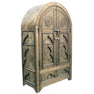 Op de afbeelding: Een antiek ogende kast met een gewelfde bovenkant en ingewikkeld metaalwerk. De kast heeft een warme bronzen kleur, met gedetailleerde patronen en ontwerpen. Het heeft twee deuren, twee lades en een decoratieve grendel.