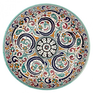 Pode incluir: Um prato de cerâmica redondo e decorativo com base branca e desenhos intrincados pintados à mão. O prato apresenta uma borda turquesa e um motivo floral central, com padrões azuis, laranja, vermelhos e turquesas em espiral. Diâmetro: aprox. 30 cm.