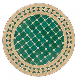Può includere: Piano del tavolo rotondo in mosaico con un motivo geometrico verde e beige. Il centro presenta una griglia di piastrelle verdi, circondata da un bordo beige con forme a diamante e triangolo. Il piano del tavolo è rotondo.