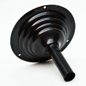 Könnte beinhalten: Schwarzer Metalltrichter mit einem breiten, ausgestellten Oberteil und einem schmalen, zylindrischen Unterteil. Die Oberseite hat eine Reihe konzentrischer Ringe.