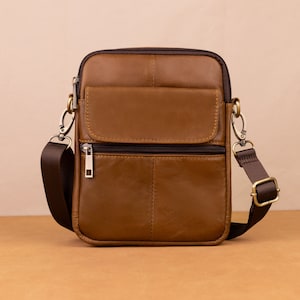 Leder Crossbody Taschen für Männer Vertikale Leder Umhängetasche Lässige Messenger Tasche für Männer Leder Kleine Messenger Bag Fit für 7,9 ''iPad