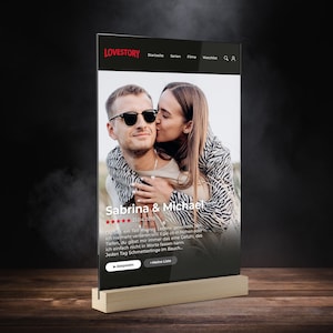 Personalisiertes Filmposter Lovestory auf Acrylglas -  Seriencover Netflix & Chill Geburtstag Jahrestag Freundin Freund Paar + Holzständer