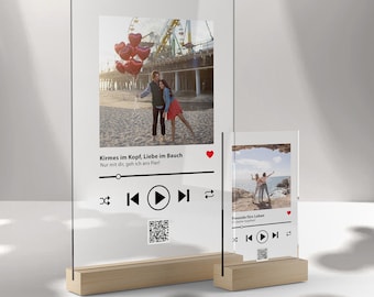 May include: Two acrylic music player frames with photos and text. The first frame has a photo of a couple on a beach with red heart balloons and the text "Kirmes im Kopf, Liebe im Bauch Nur mit dir, geh ich ans Pier!" The second frame has a photo of two people on a beach and the text "Freunde fürs Leben".