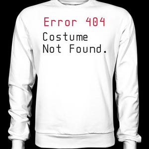 Könnte beinhalten: Weißer Langarm-Pullover mit dem Text "Fehler 404 Kostüm nicht gefunden."