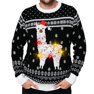 Könnte beinhalten: Schwarzer Weihnachtspullover mit einem weißen Lama, das einen Weihnachtsmann-Hut und Weihnachtslichter trägt. Der Pullover hat ein weißes Schneeflockenmuster.