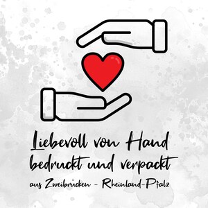 May include: Two hands, one above the other, are holding a red heart. The text below reads "Liebevoll von Hand bedruckt und verpackt aus Zweibr&uuml;cken - Rheinland-Pfalz".